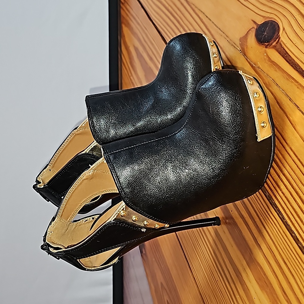 Women's Size 7, Platform Bootie, Black with Gold Details